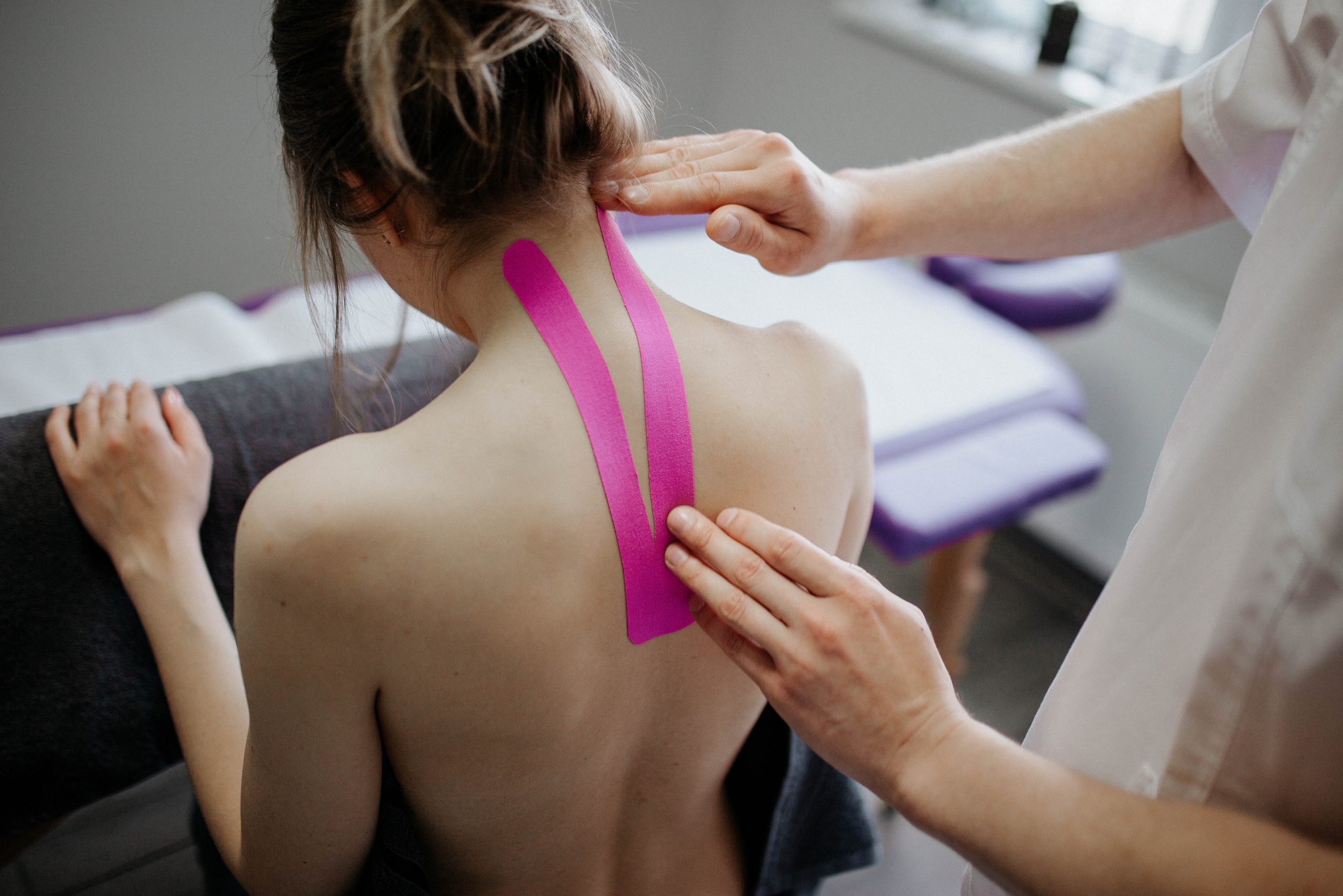 fizjoterapeuta - masaż kręgosłupa
